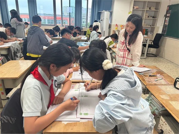 1779240715332165.jpg 学生约定签名照片1.jpg