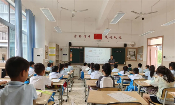 1779241173600655.jpg 老师讲授《姓氏歌》照片.jpg