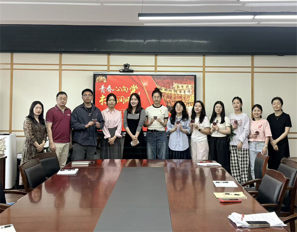 1779416657709041.jpg 为参与者颁发纪念品.jpg