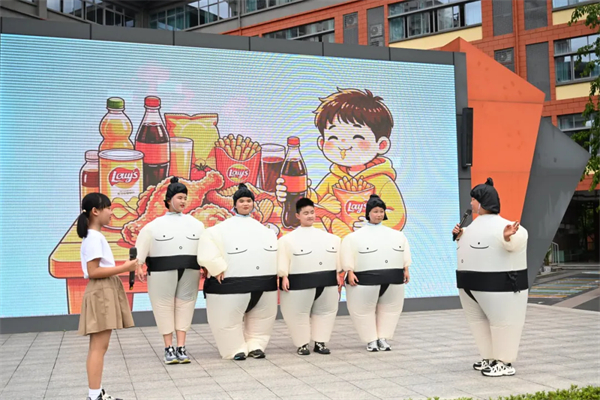 1779759764855851.jpg 学生表演情景剧照片1.jpg