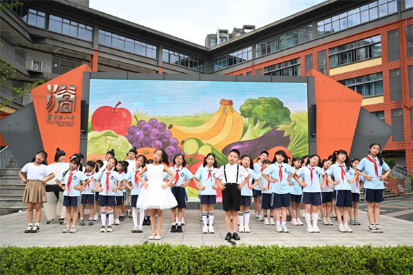 1779759773101957.jpg 学生表演《营养均衡健康歌》照片1.jpg