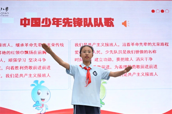 1779845393532709.jpg 唱队歌照片1.jpg