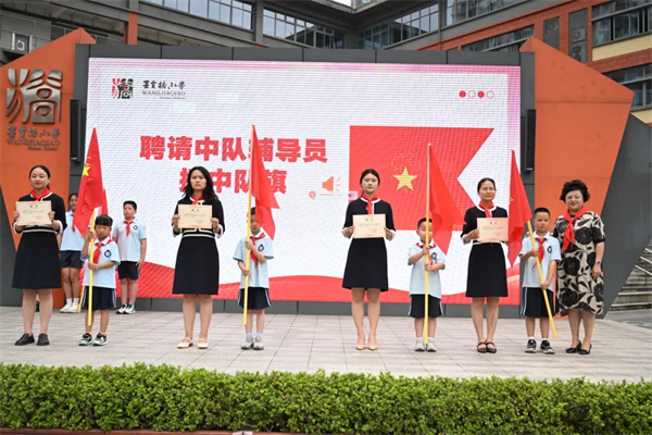 1779845557660630.jpg 杨琪书记为新辅导员颁发聘书照片2.jpg