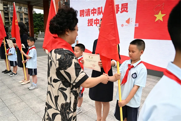1779845580977014.jpg 杨琪书记为新辅导员颁发聘书照片1.jpg