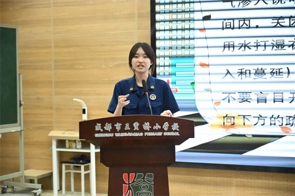 1780020741321433.jpg 金牛区消防大队消防宣传员蒲老师讲话照片.jpg
