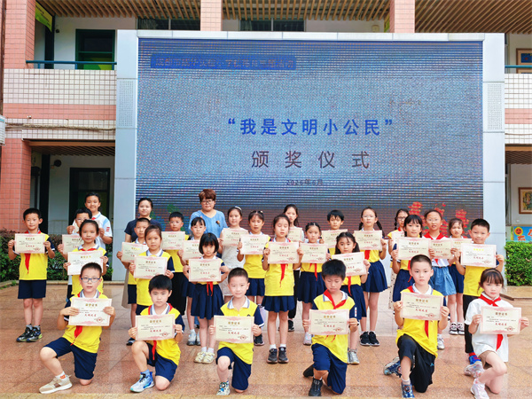 1780967175583649.jpg 颁奖3.jpg