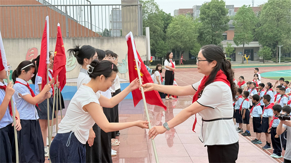 1780969190762973.jpg 新建中队授中队旗(应书记) (3).jpg