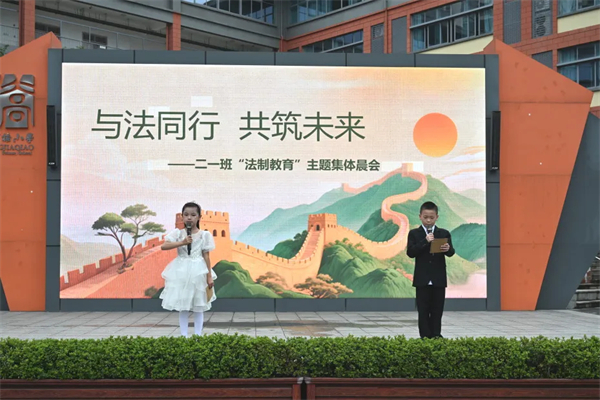 学生主持晨会照片.jpg