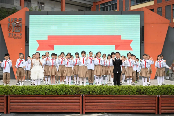学生表演手势舞《校园普法歌》照片5.jpg