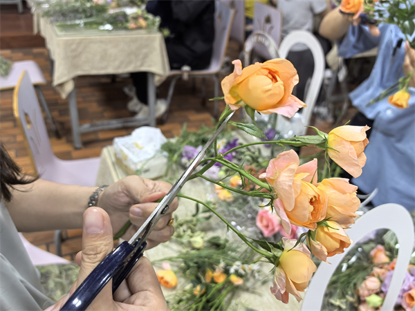 1780989478395124.jpg 04-20260527青羊综合高中花艺课.jpg