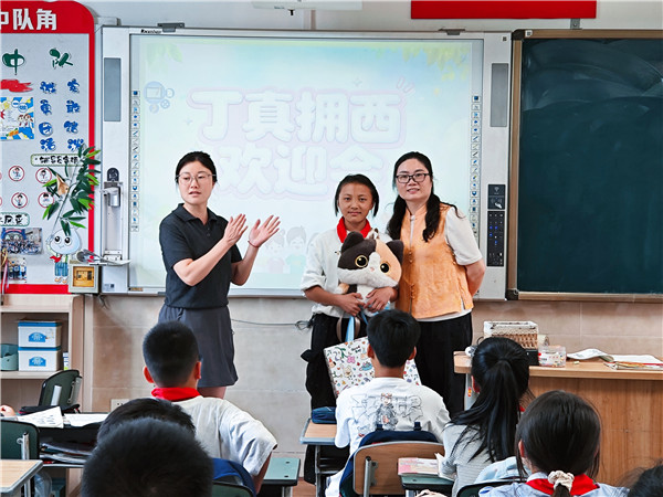 1781275665213939.jpg 应书记送礼物 截一下只有应书记和孩子的.jpg