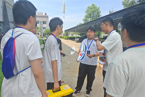 1781501946713260.jpg 02-20260610青苏职中在全省无人机大赛中硬核“起飞” (9).jpg