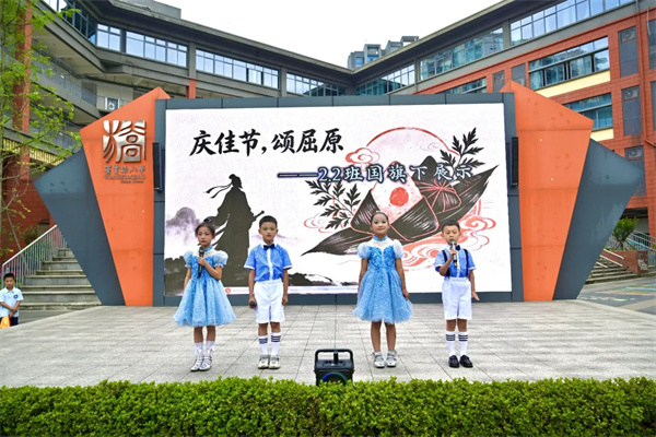 1781571702382622.jpg 学生主持晨会照片.jpg