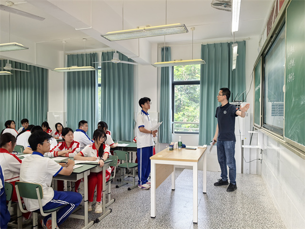 1781687759660626.jpg 20260612成都市综合高中联合教研活动顺利举行在青羊综合高中举行 (15).jpg