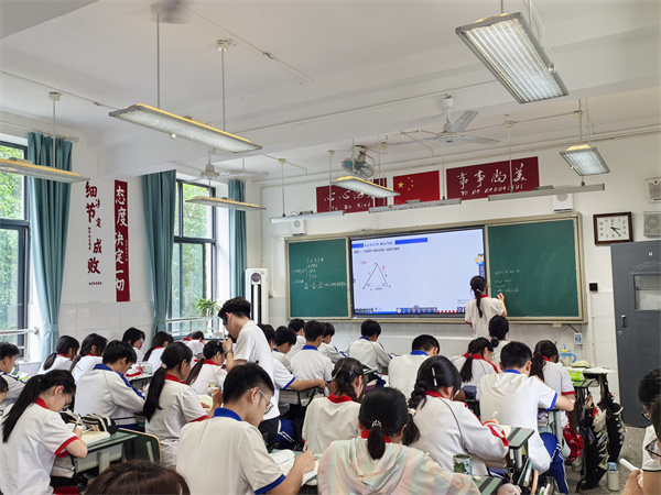 1781687824956652.jpg 20260612成都市综合高中联合教研活动顺利举行在青羊综合高中举行 (28).jpg