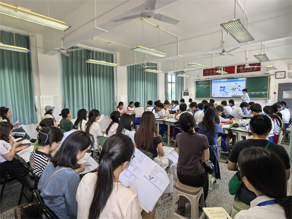 1781687880246905.jpg 20260612成都市综合高中联合教研活动顺利举行在青羊综合高中举行 (36).jpg