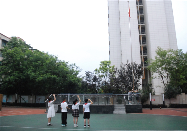 1781746292758759.jpg 升国旗.jpg